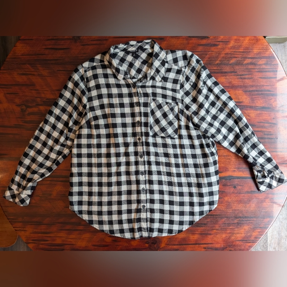 Torrid Size 1 Black And White Plaid Button Up Long Sleeve Flannel